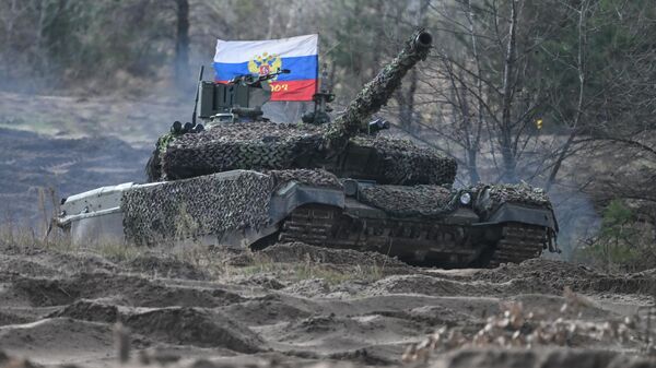 Боевое слаживание экипажей танков Т-90М Прорыв в зоне СВО - Sputnik Латвия