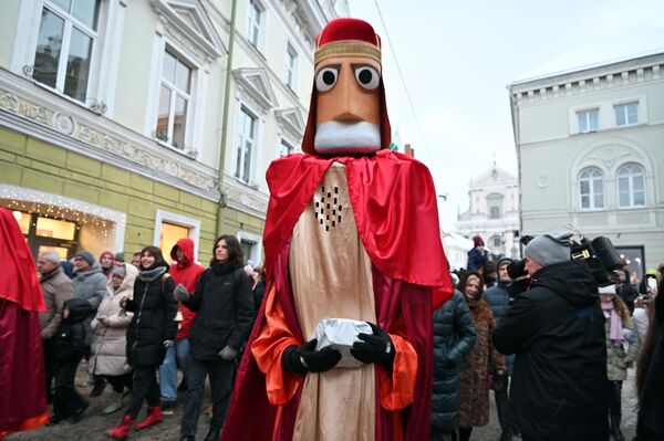 Шествие Трех королей началось в 16:00 на улице Аушрос Вартай. - Sputnik Латвия