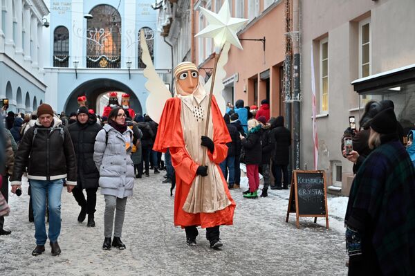 Возле Святых Ворот, где должно было начаться шествие, заранее стали собираться люди. - Sputnik Латвия