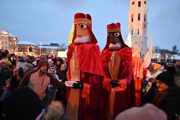 Праздник Трех королей знаменует окончание зимних праздников и возвращение солнца. - Sputnik Латвия