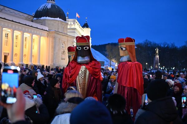 На Кафедральной площади прошло театрализованное представление — три короля преподнесли младенцу Иисусу дары. - Sputnik Латвия