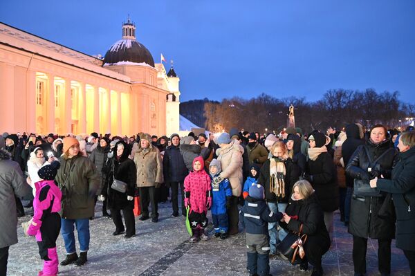 Шествие всегда привлекает зрителей. Многие хотят пройти вместе с волхвами по городу.  - Sputnik Латвия