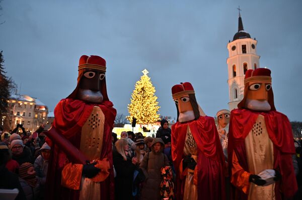 На фото: три короля во время шествия в Вильнюсе.  - Sputnik Латвия