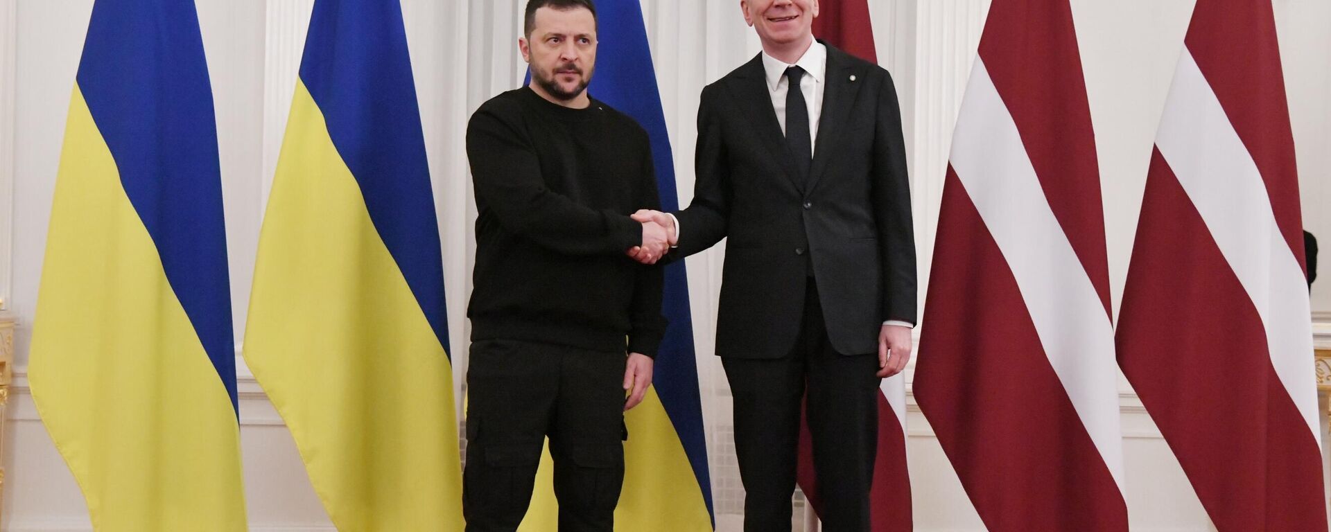 Президент Украины Владимир Зеленский и президент Латвии Эдгарс Ринкевичс  - Sputnik Латвия, 1920, 14.05.2026