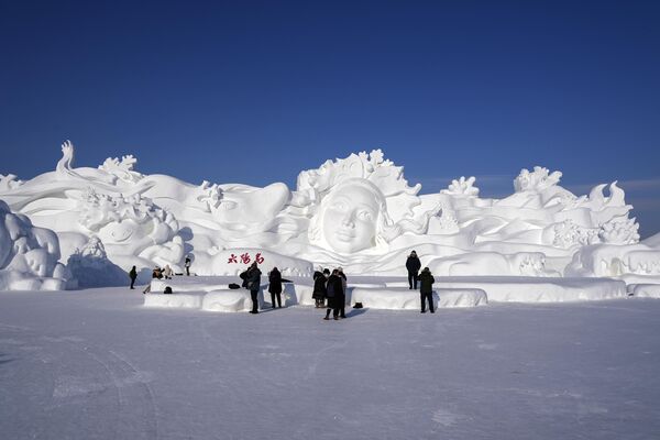 Чтобы сооружения изо льда и снега были устойчивыми, их укрепляют стальными конструкциями.На фото: посетители смотрят на гигантскую снежную скульптуру на ежегодном Harbin Ice and Snow World в Харбине, провинция Хэйлунцзян на северо-востоке Китая. - Sputnik Латвия