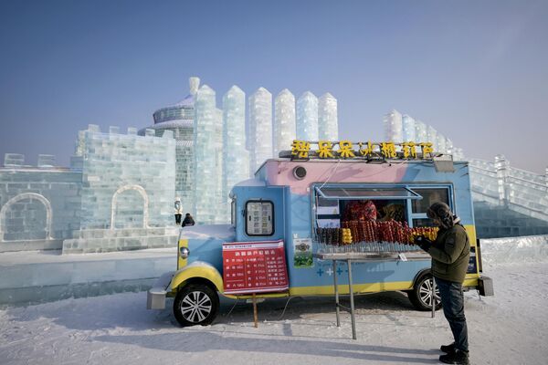 Театр льда и снега в Харбине - это крупнейший тематический ледовый фестиваль в мире. На фото: фургон с едой на Харбинском международном фестивале снежных и ледяных скульптур. - Sputnik Латвия