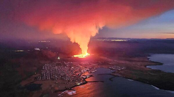 Извержение вулкана на юге Исландии недалеко от города Гриндавик - Sputnik Латвия
