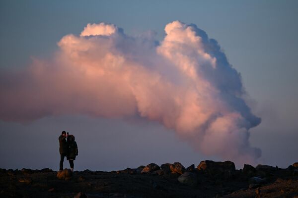 Извержение вулкана на юго-западе Исландии привело к выбросу полурасплавленной породы. - Sputnik Латвия