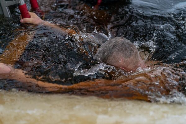 Все желающие смогли принять участие в крещенских купаниях. - Sputnik Латвия