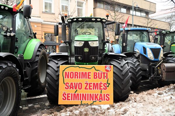 Первые тракторы и другая сельскохозяйственная техника начали прибывать в Вильнюс во вторник утром. - Sputnik Латвия