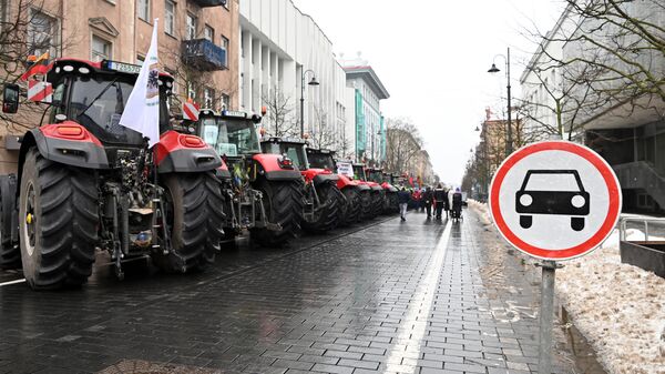 Протест литовских фермеров на тракторах в центре Вильнюса - Sputnik Латвия