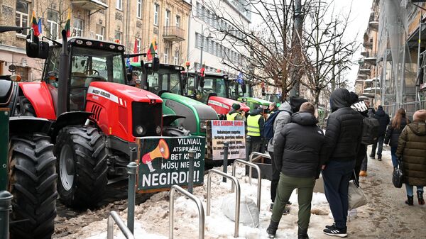 Протест литовских фермеров на тракторах в центре Вильнюса - Sputnik Латвия