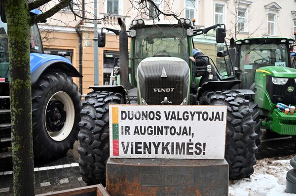 Надпись на плакате: &quot;Те, кто хлеб ест, и те, кто его растит, объединяйтесь!&quot;. - Sputnik Латвия