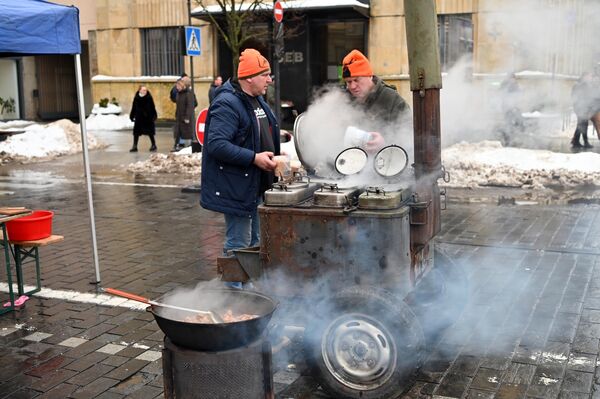 На месте протеста организовали полевую кухню.  - Sputnik Латвия