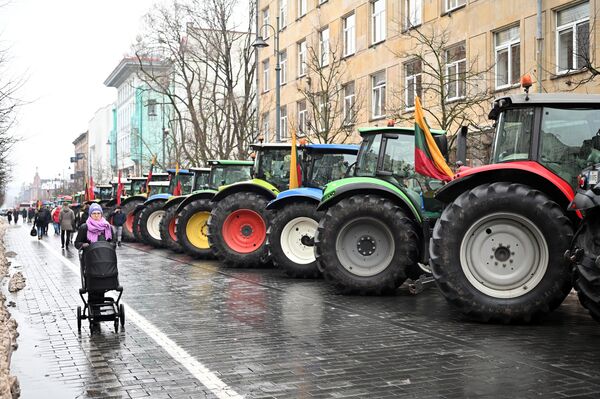 Протест литовских фермеров на тракторах в центре Вильнюса. - Sputnik Латвия