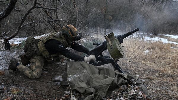 Военнослужащий ВС РФ в зоне спецоперации ведет огонь из АГС по позициям противника - Sputnik Латвия