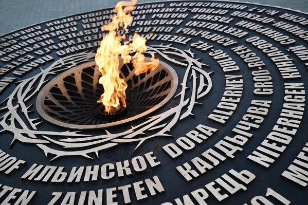 Вечный огонь у мемориала - Sputnik Латвия