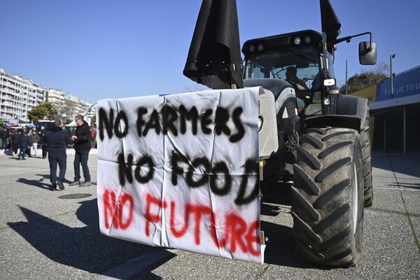 В греческих Салониках фермеры выехали на акцию протеста под лозунгом &quot;Нет фермеров - нет еды и будущего&quot;. - Sputnik Латвия