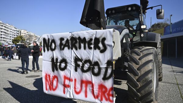 Участники акции протеста Нет фермеров - нет еды - нет будущего в Солониках, Греция - Sputnik Латвия