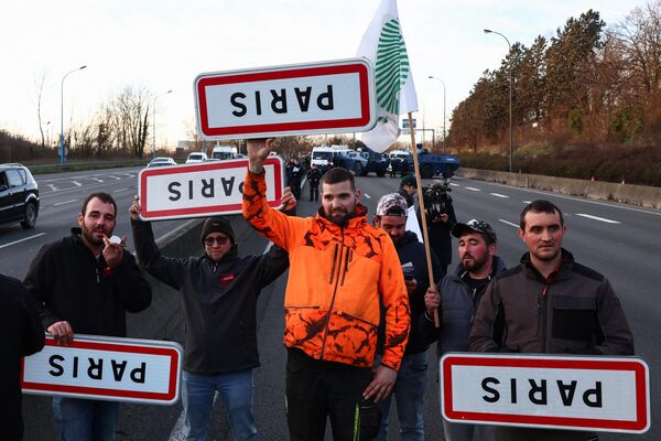 Во Франции аграрии протестуют уже не первую неделю. На фото: французские фермеры перекрыли шоссе А6 к югу от Парижа. - Sputnik Латвия