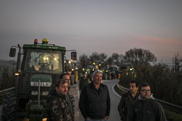 Португальские фермеры перекрыли автомагистрали вблизи границы с Испанией. По данным местных СМИ, в акции задействовано не менее 400 тракторов. - Sputnik Латвия