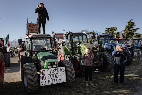 Итальянские участники акции протеста выступают под единым для всей Европы лозунгом &quot;Нет фермеров - нет еды и будущего&quot;. - Sputnik Латвия