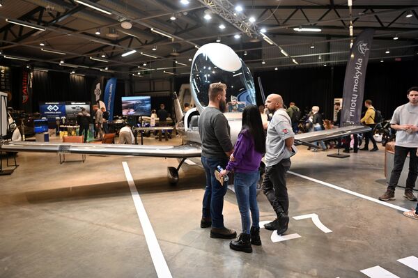 Пилотная школа также предлагала посетителям записаться на курсы. - Sputnik Латвия