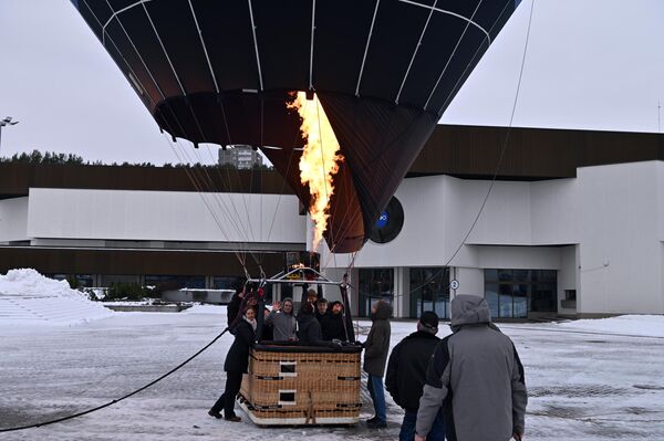 Участники выставки также могли прокатиться на воздушном шаре. - Sputnik Латвия