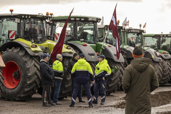 Латвийские полицейские беседуют с протестующими аграриями - Sputnik Латвия