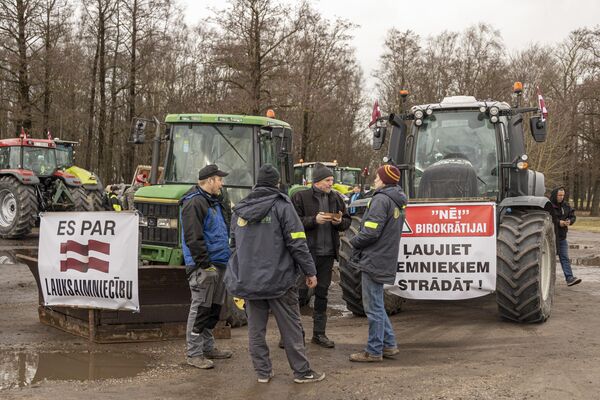 Протестующие латвийские фермеры на фоне транспарантов: &quot;Я - за сельское хозяйство&quot;, &quot;Нет - бюрократии! Дайте крестьянам работать!&quot; - Sputnik Латвия