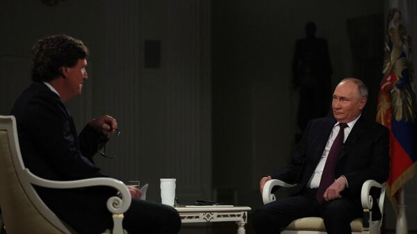 Президент РФ Владимир Путин дал интервью американскому журналисту Такеру Карлсону - Sputnik Латвия