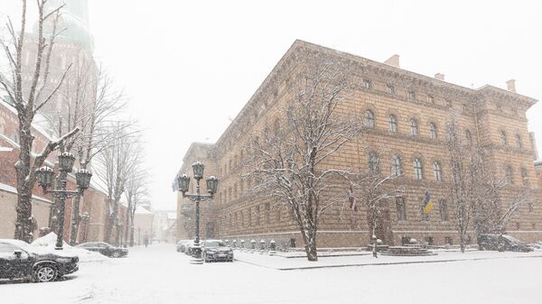 Здание Сейма Латвии по время сильного снегопада - Sputnik Латвия