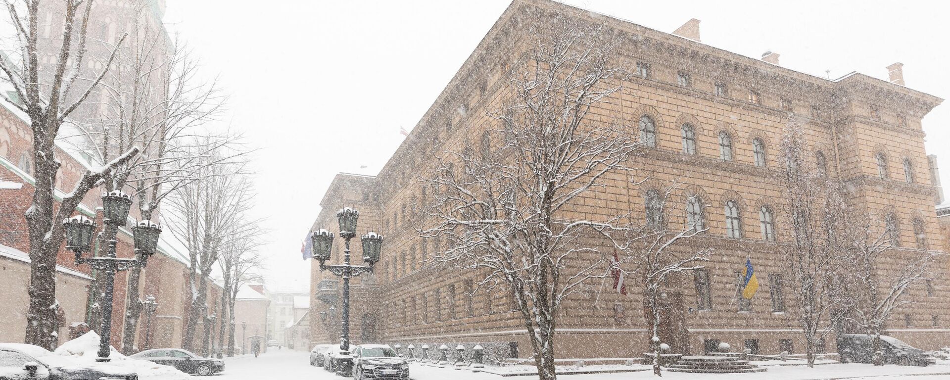 Здание Сейма Латвии по время сильного снегопада - Sputnik Латвия, 1920, 29.01.2026