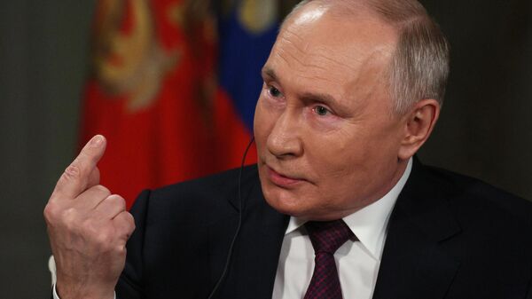 Президент РФ Владимир Путин во время интервью американскому журналисту Такеру Карлсону - Sputnik Латвия
