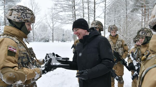Президент Латвии Эдгарс Ринкевичс и латвийские военнослужащие  - Sputnik Латвия