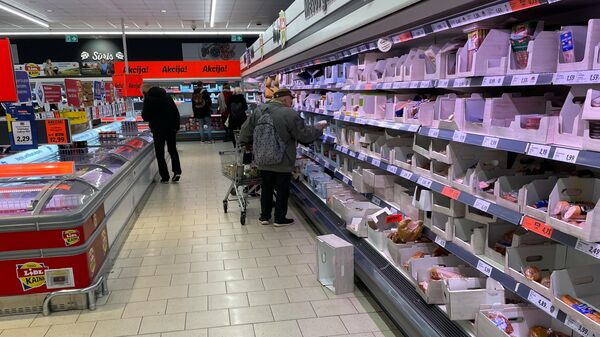 Покупатели в магазине в Вильнюсе - Sputnik Латвия