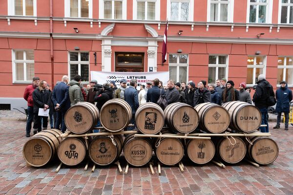 Протестующие потребовали поддержать отечественных производителей пива  - Sputnik Латвия