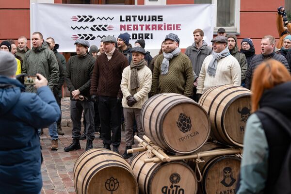 С собой на шествие бастующие взяли пустые бочки из-под пива - Sputnik Латвия