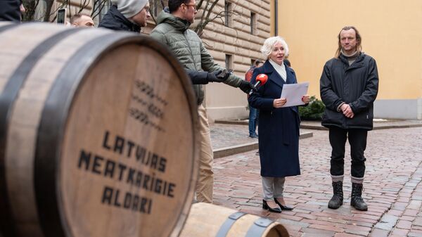 Акция протеста латвийских пивоваров у здания Сейма - Sputnik Латвия