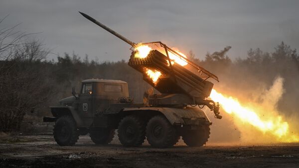 Реактивная система залпового огня БМ-21 Град ВС РФ ведет огонь в зоне спецоперации - Sputnik Латвия