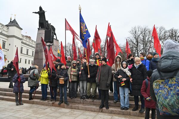 Мероприятия традиционно начались с чествования подписантов Акта о независимости Литвы на кладбище Расу. - Sputnik Латвия