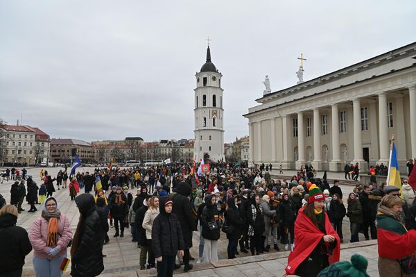 У памятника Гедиминасу на Кафедральной площади собралось молодежное шествие &quot;Дорогой Литовского государства&quot;. - Sputnik Латвия