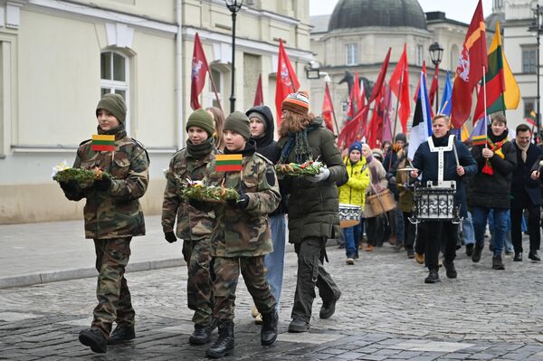 Участники шествия прошли по улице Пилес и остановились у Дома сигнатариев, где 16 февраля 1918 года был подписан Акт о независимости. - Sputnik Латвия