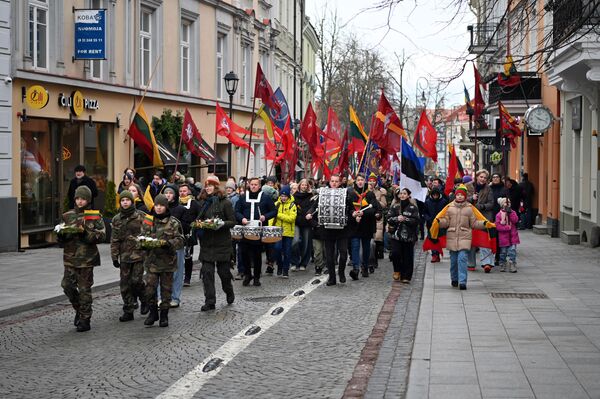 На фото: участники праздничного шествия. - Sputnik Латвия
