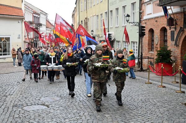Участники шествия пришли с флагами и барабанами. - Sputnik Латвия