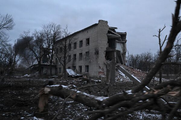 Жилой дом, поврежденный в результате обстрела на территории освобожденной Авдеевки - Sputnik Латвия
