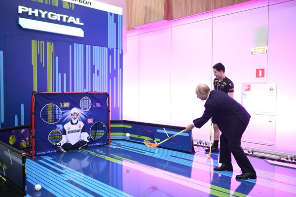 Открыв соревнования, президент РФ Владимир Путин попробовал свои силы в виртуальном хоккее. - Sputnik Латвия