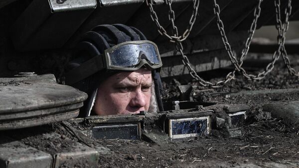 Экипаж танка Т-80БВМ ВС РФ с зоне спецоперации - Sputnik Латвия