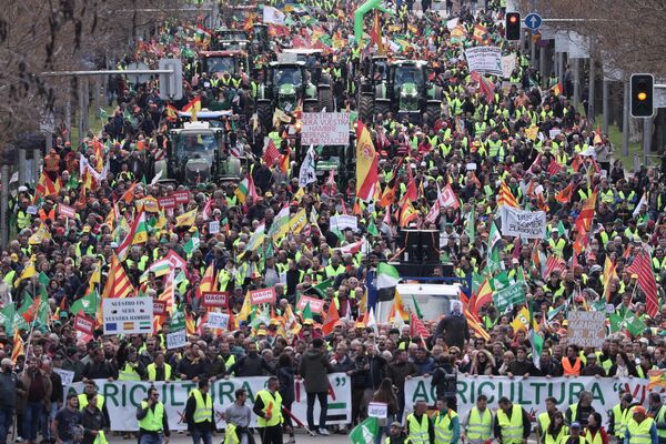 Многотысячная акция протеста фермеров на бульваре Кастеллана в Мадриде - Sputnik Латвия
