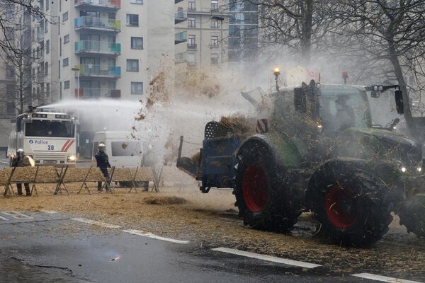Противостояние тяжелой техники во время акции протеста фермеров в Брюсселе  - Sputnik Латвия